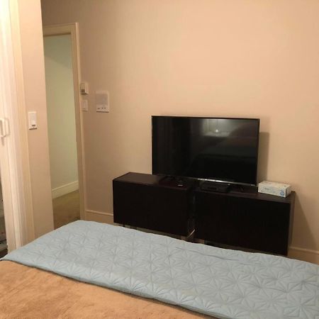 Comfort Cottage Guest Home Close Subway Station And Downtown Vancouver, Ubc, Restaurant And 7-Eleven Convenience Store エクステリア 写真