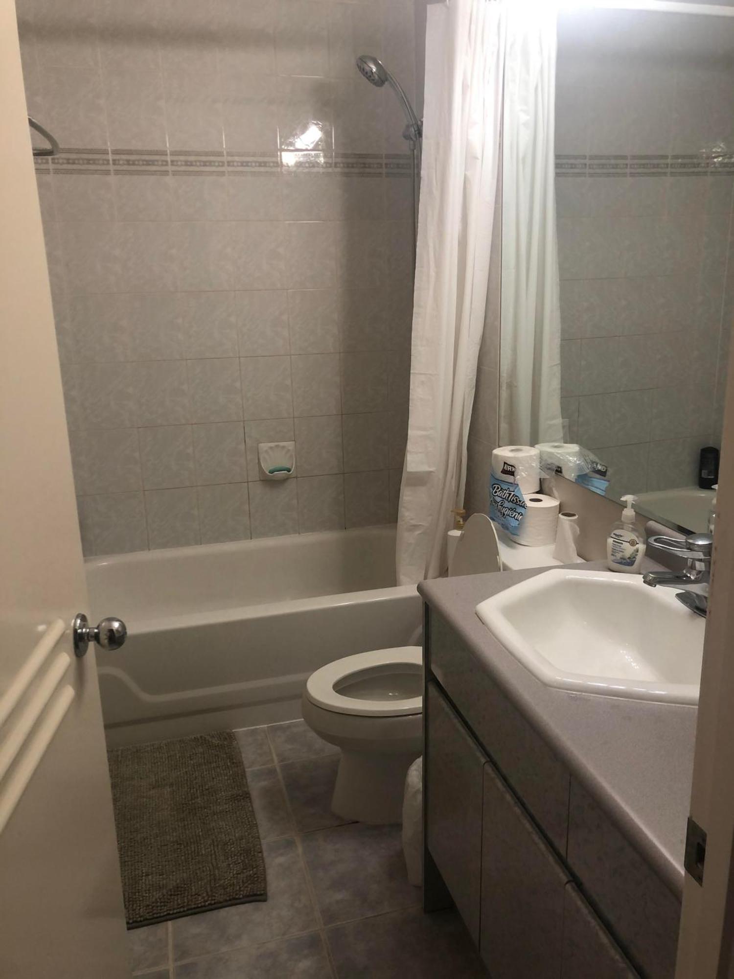 Comfort Cottage Guest Home Close Subway Station And Downtown Vancouver, Ubc, Restaurant And 7-Eleven Convenience Store エクステリア 写真